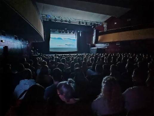 Plný sál při promítání Expediční kamery