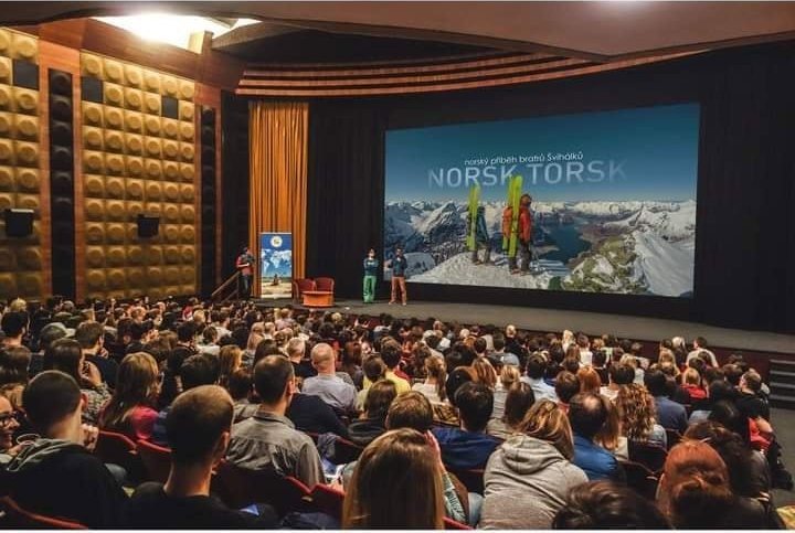 Zaplněný kinosál na promítání Snow Film Festu