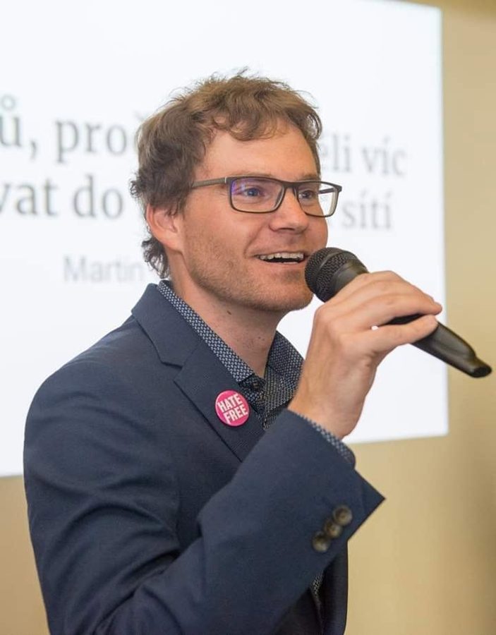 Pavel Pichler s mikrofonem při přednášce