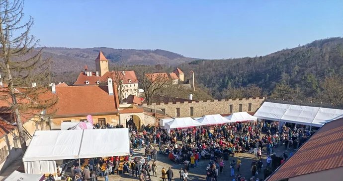 Nádvoří hradu Veveří plné návštěvníků slavností